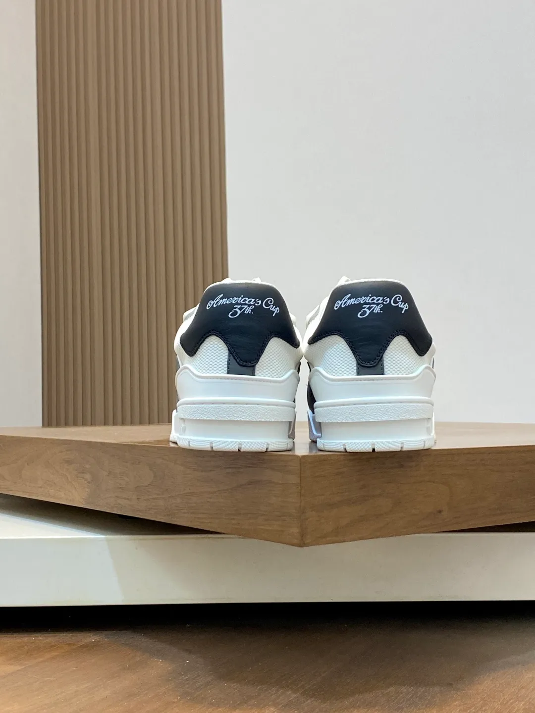 Men's shoes 💰900 Loui* Vuitto* - Louis ** donkey house New color matching men's trainer sneakers, this LV Trainer sneaker is made of calfskin and breathable mesh, showing pure colors, the #54 logo on the back traces the brand's birth in 1854, the designer's handwritten brand logo embellishes one side, designed by Virgil Abloh himself, a very commemorative sneaker, the new lv Louis Vuitton loui* vuitto* trainer sneaker low casual sports culture versatile basketball sneakers Size: 39-44 (customized at 38.45)